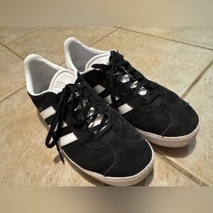 Kids gazelle black n white